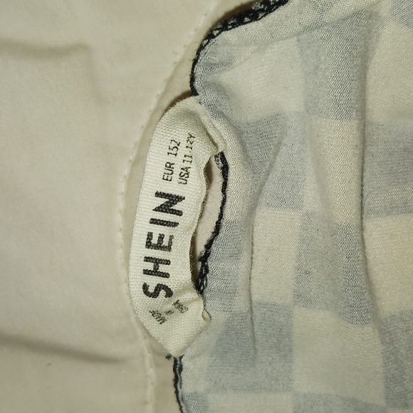 I'm selling a strapless checkered top from shein and is a size 11-12 yr - Picture 3 of 3